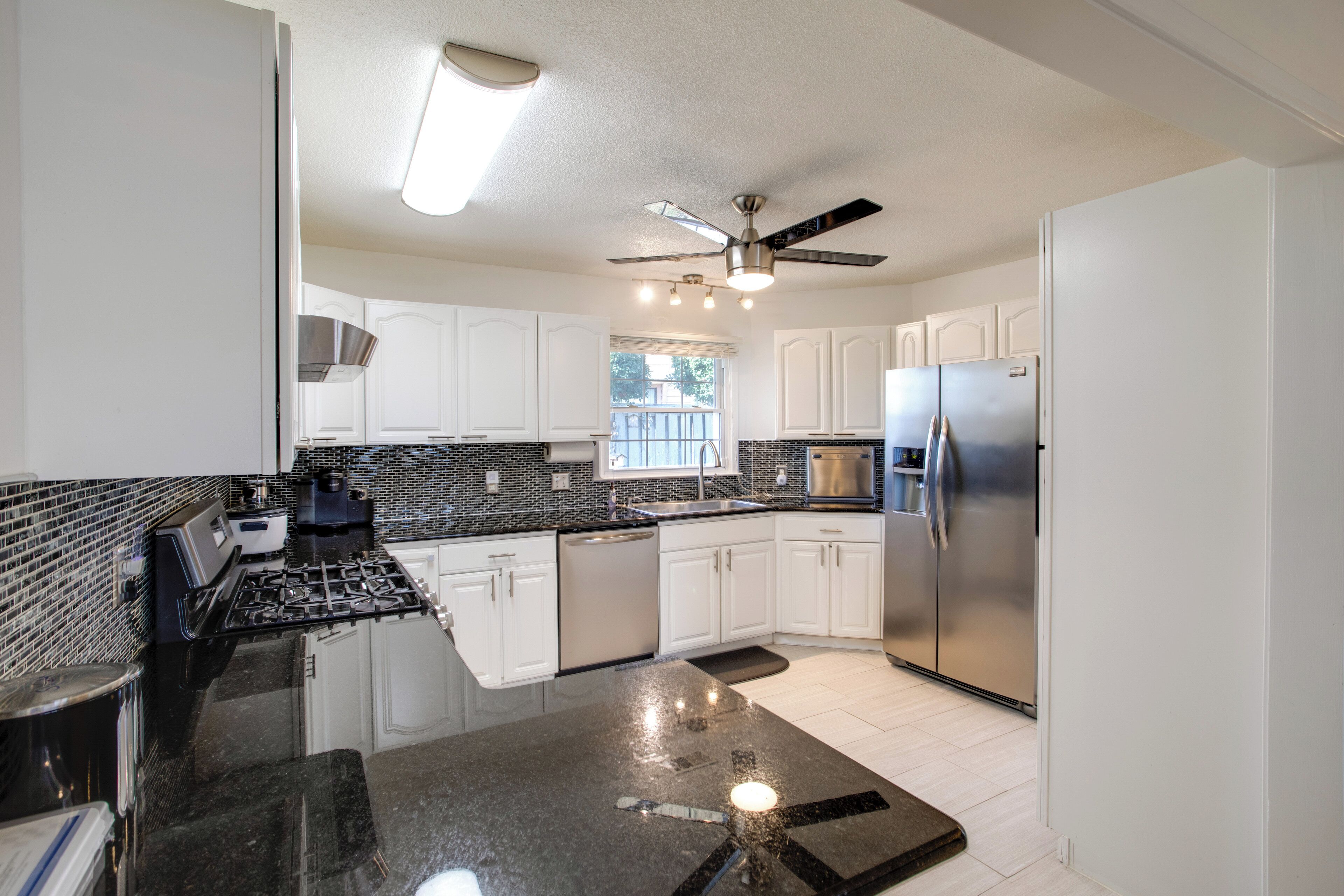 Réfrigérateur, micro-ondes, plaque de cuisson, lave-vaisselle