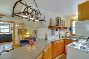 Fridge, microwave, stovetop, coffee/tea maker - Explore Nature & History! Getaway Near Gettysburg (Orrtanna)