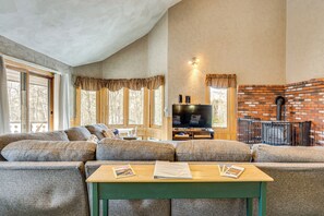 TV, table football, books - Bartlett Mountain Condo Near Hikes & Waterfalls (Bartlett)