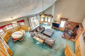 TV, table football, books - Bartlett Mountain Condo Near Hikes & Waterfalls (Bartlett)
