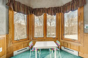 Dining - Bartlett Mountain Condo Near Hikes & Waterfalls (Bartlett)
