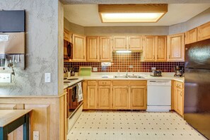 Fridge, microwave, stovetop, dishwasher - Bartlett Mountain Condo Near Hikes & Waterfalls (Bartlett)