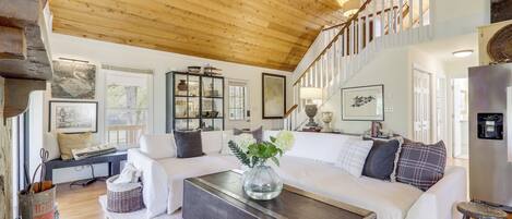 Fernseher, Kamin, Bücher, Stereoanlage