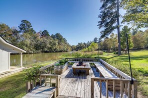 Outdoor dining - Private Dock on Lake Sinclair: All-Season Retreat (Eatonton)