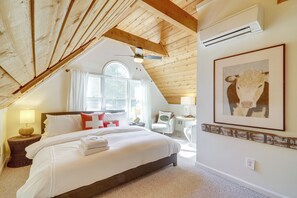 3 bedrooms, desk, Internet, bed sheets - Private Dock on Lake Sinclair: All-Season Retreat (Eatonton)