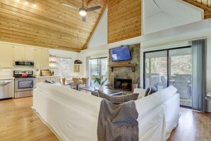 Interior - Private Dock on Lake Sinclair: All-Season Retreat (Eatonton)