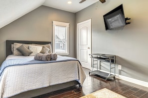 2 bedrooms, iron/ironing board, travel cot, Internet - 3 Mi to Dtwn Indy: Bright Home w/ Furnished Deck (Indianapolis)