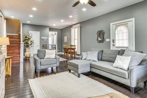 TV - 3 Mi to Dtwn Indy: Bright Home w/ Furnished Deck (Indianapolis)