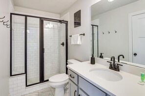 Hair dryer, towels - 6 Mi to Broadway: Nashville Townhome w/ Balcony! (Nashville)