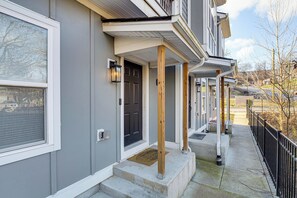 Exterior detail - 6 Mi to Broadway: Nashville Townhome w/ Balcony! (Nashville)