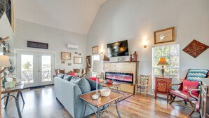 A spacious living room with a fireplace, a television, and a dining area with a table and chairs. - Anglers' Haven! Cedar Creek Reservoir Getaway (Tool)