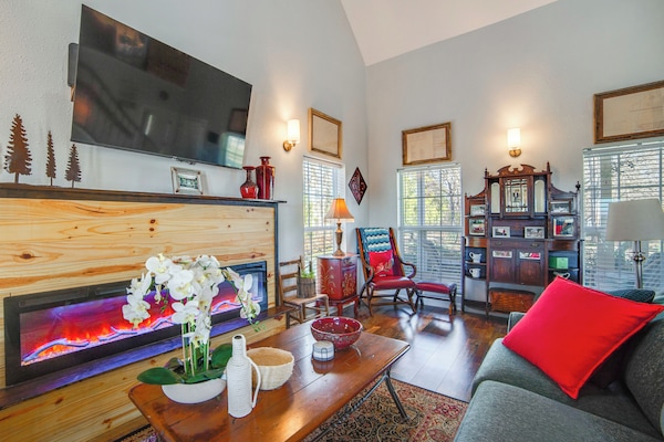 Tool Vacation Rental | 2BR | 1.5BA | Steps Required | 992 Sq Ft