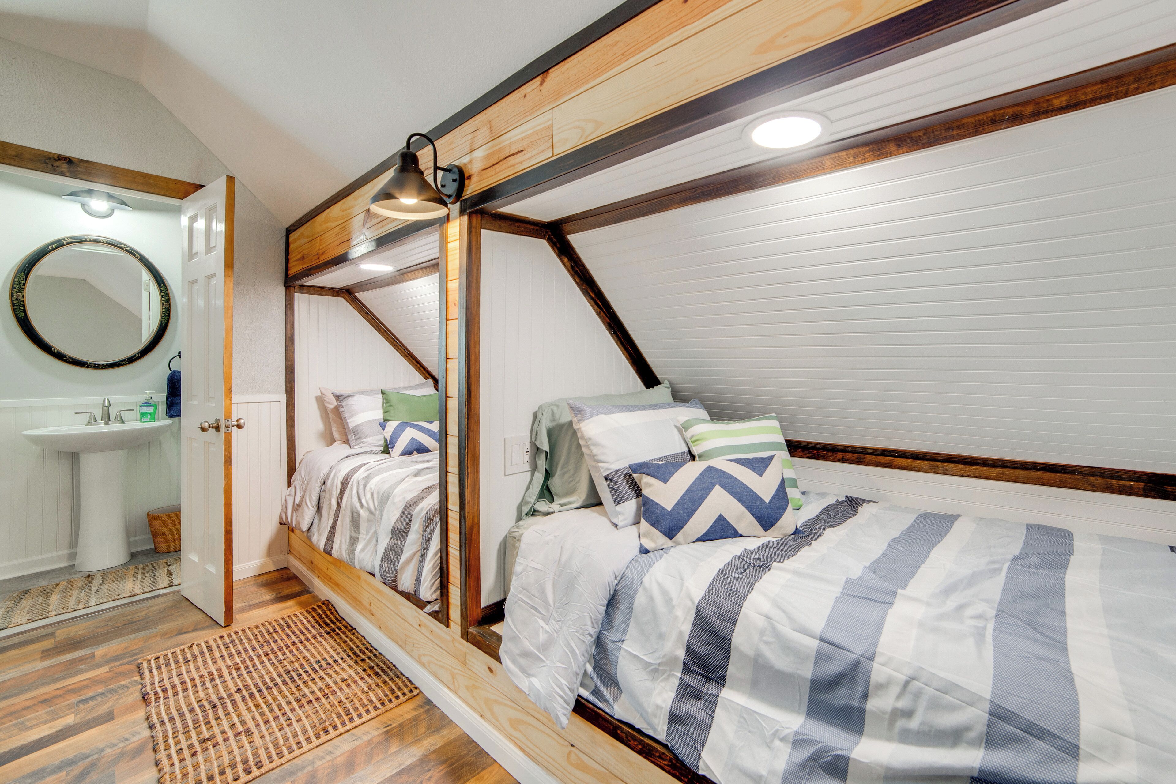 2 bedrooms, iron/ironing board, internet, bed sheets