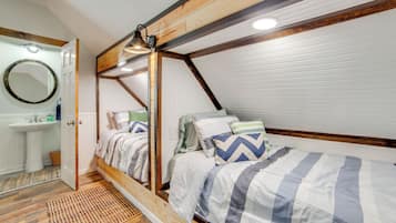 2 bedrooms, iron/ironing board, internet, bed sheets