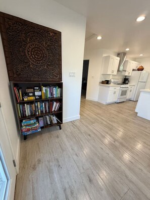 Eine moderne Küche mit weißen Schränken, einem eingebauten Backofen und einem Kühlschrank.