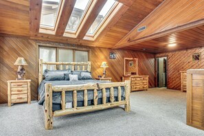 6 makuuhuonetta, työpöytä, silitysrauta/-lauta, vauvan matkasänky