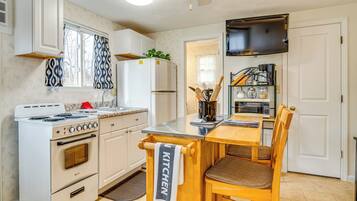 Micro-ondes, plaque de cuisson, cafetiĂšre/bouilloire