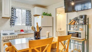 Micro-ondes, plaque de cuisson, cafetiĂšre/bouilloire