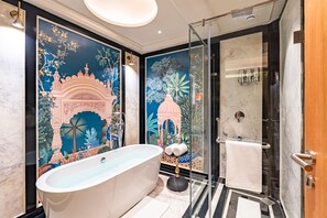 Kostenlose Toilettenartikel, Hausschuhe, Seife, Shampoo