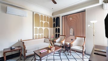 Suite | Free WiFi, bed sheets