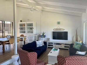 TV - Life's A Beach ~ Ocean Views (Manyana)