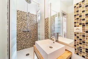 Dusche, Handtücher, Toilettenpapier