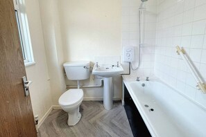 House, 1 Bedroom, Accessible, Smoking | Bathroom - Peterborough Nice House With Garden Free Parking (Peterborough)