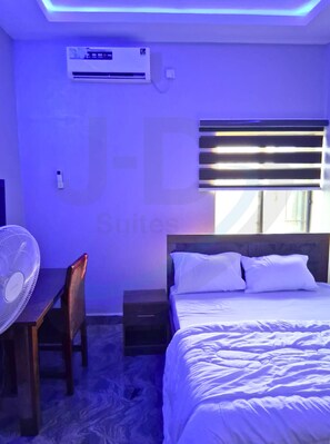 Escritorio, espacio para trabajar con laptop y wifi gratis