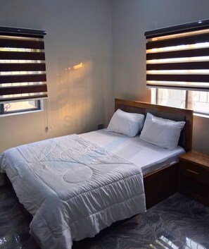 Standard Double Room | Desk, laptop workspace, free WiFi - J-D Suites (Ozuoba)