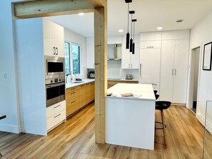 Réfrigérateur, four à micro-ondes, un four, surface de cuisson