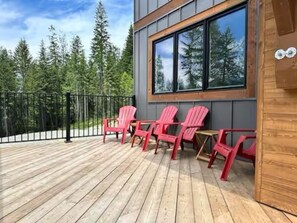 Terrace/patio - Hygge House – Luxury Family Home with Hot Tub (Columbia-Shuswap A)