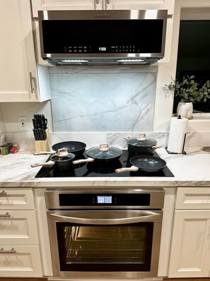 Refrigerador, microondas, horno, placa de cocina