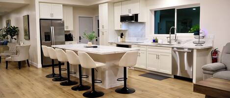 Mikrobølgeovn, ovn, kokeplater og oppvaskmaskin