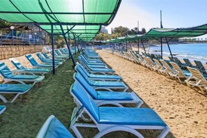 Sun-loungers, beach umbrellas, beach towels, beach volleyball - Özkaymak Incekum Resort (Alanya)