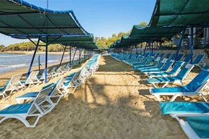 Sun loungers, beach umbrellas, beach towels, beach volleyball - Özkaymak Incekum Resort (Alanya)