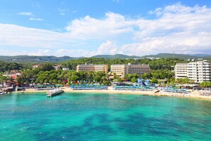 Sun-loungers, beach umbrellas, beach towels, beach volleyball - Özkaymak Incekum Resort (Alanya)