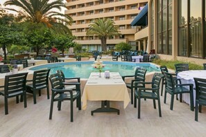 Sisäuima-allas, kauden mukainen ulkouima-allas, aurinkotuoleja