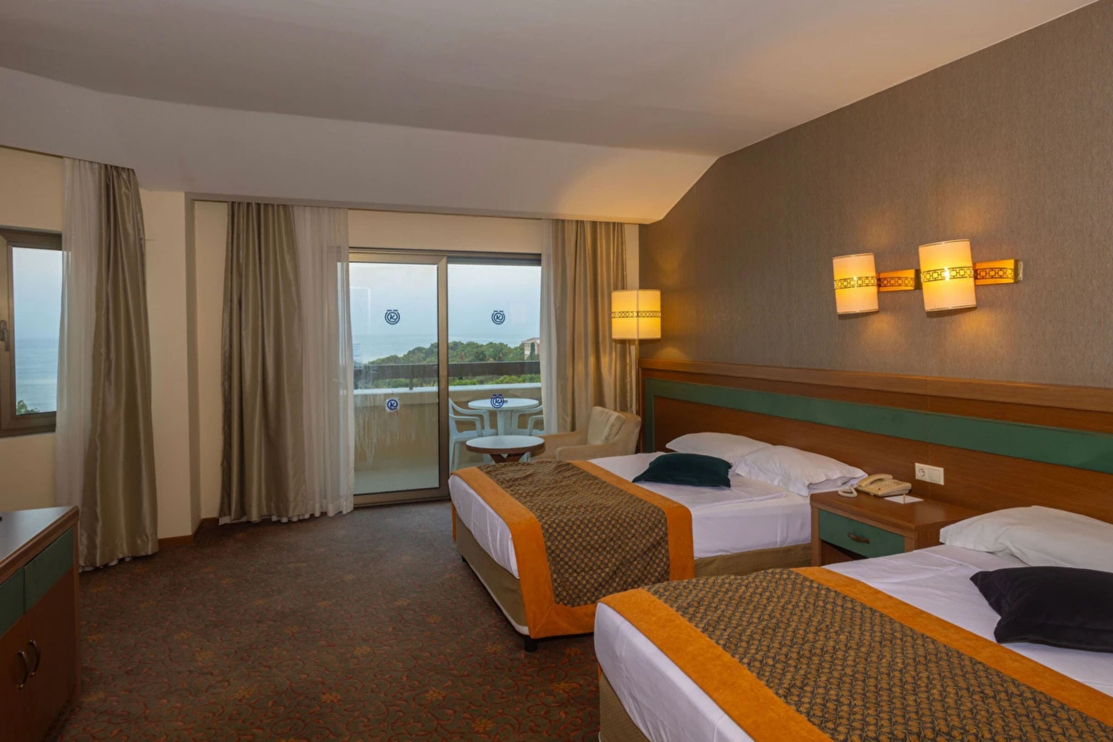 Kahden hengen standard-huone (yksi tai kaksi sänkyä), parveke, kaupunkinäköala | Tallelokero huoneessa, kannettavalle tietokoneelle sopiva työtila