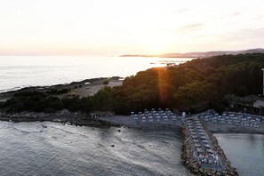 Sun loungers, beach umbrellas, beach towels, beach volleyball - Özkaymak Incekum Resort (Alanya)