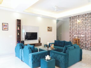 Flat-screen TV - Alaya Stays Avasa Riverside 3 BHK Villa (South Gola Range)