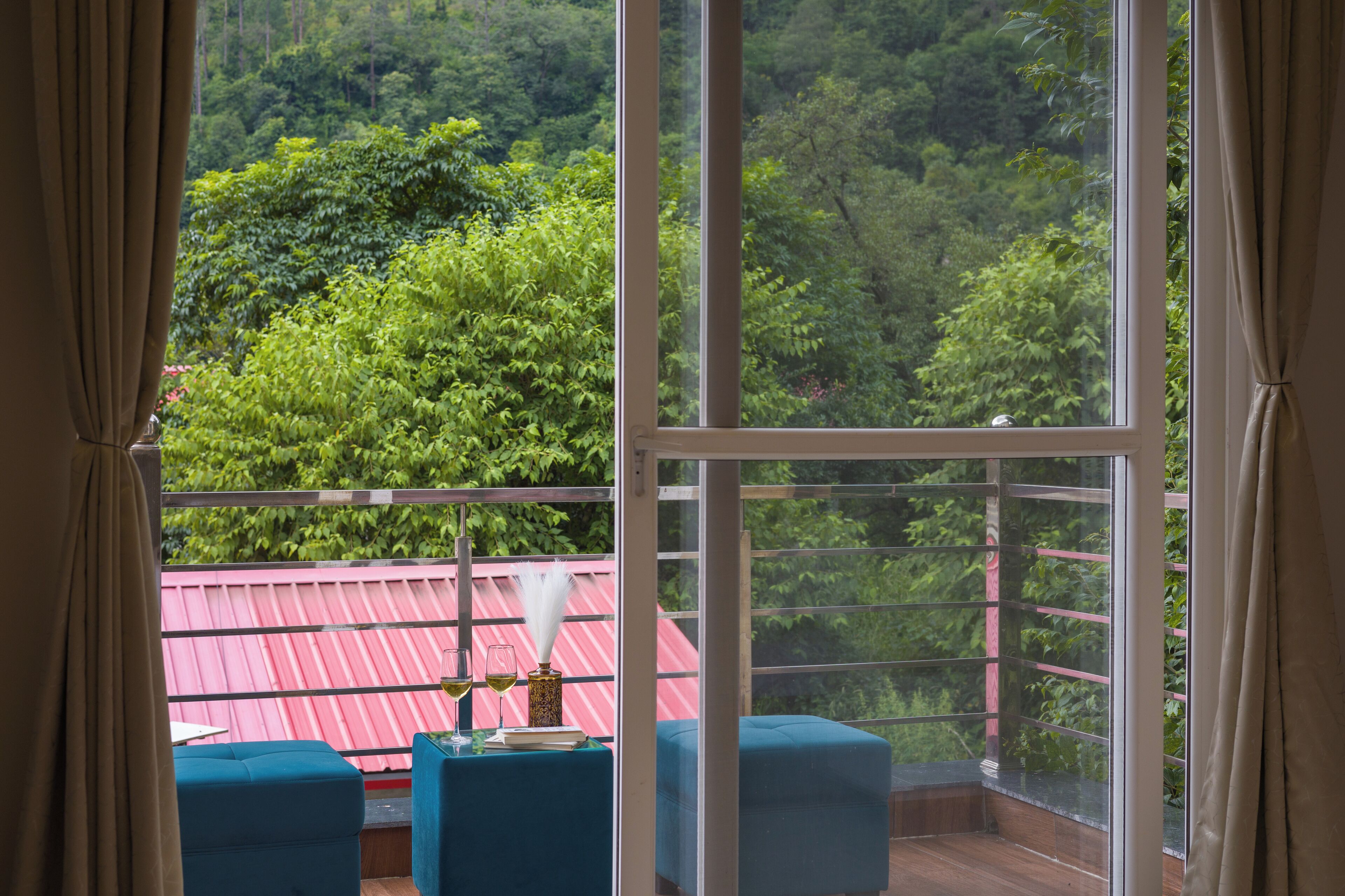 Villa - balkong - utsikt mot trädgården | Interiör