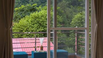 Villa - balkong - utsikt mot trädgården | Interiör