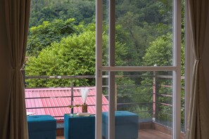 Villa - balkon - udsigt til have | Interiør