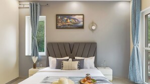 Ein ordentlich bezogenes Bett mit einem dekorativen Tablett, einem Hut und einer Teekanne, ein Gemälde über dem Bett und ein Fenster mit Vorhängen auf beiden Seiten.
