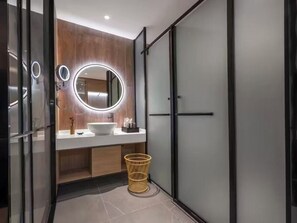 Een douche, gratis toiletartikelen, een haardroger, handdoeken