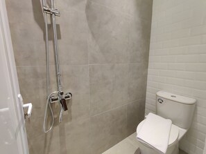 Dusche, Handtücher, Seife, Toilettenpapier
