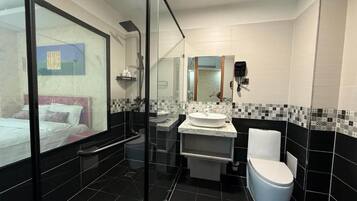 Quarto luxo, vista para a cidade | Banheiro | Banheira e chuveiro separados, produtos de toalete grátis