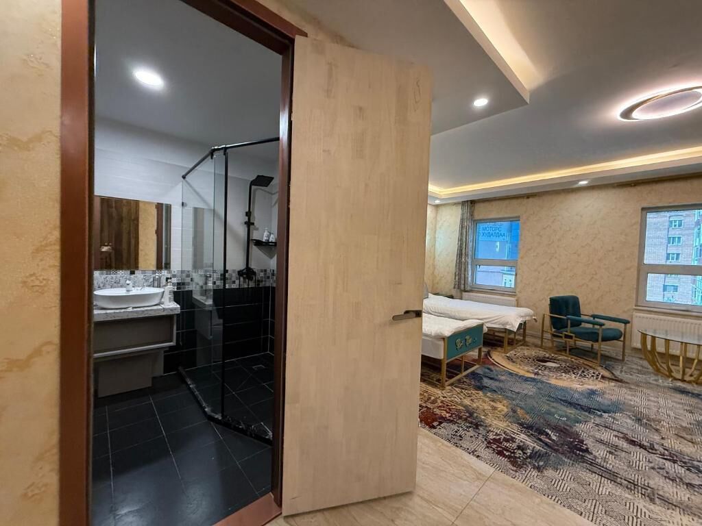 Deluxe Twin Room, City View | Bathroom | Separate tub and shower, free toiletries, hair dryer, bathrobes