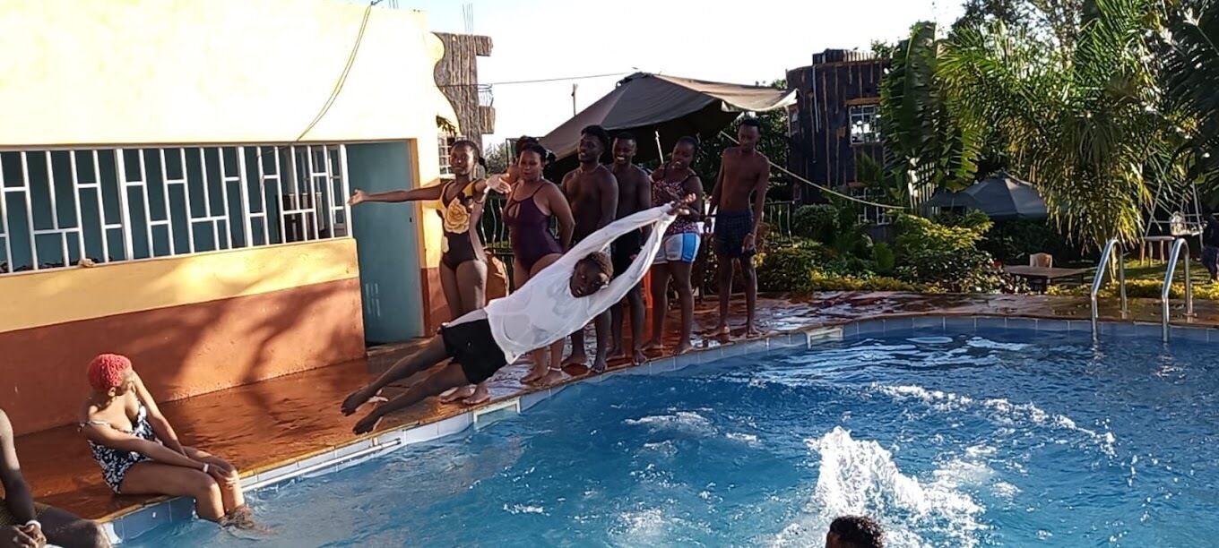 Une piscine entourée de personnes.