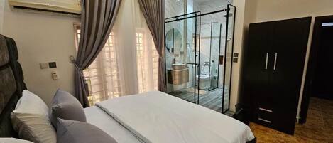 Luksusleilighet, balkong, byutsikt | Safe på rommet, skrivebord og skrivebord for bærbar PC